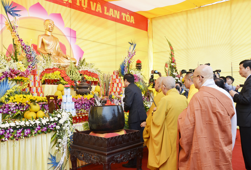 Đại biểu dâng hương đức vua Phật hoàng Trần Nhân Tông