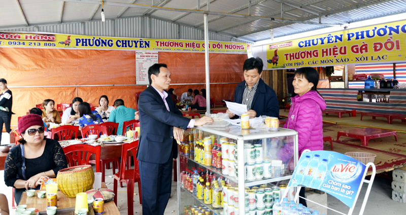 Chi cục An toàn vệ sinh thực phẩm (Sở Y tế) kiểm tra tại cơ sở kinh doanh gà đồi nướng Phương Chuyên (khu vực chùa Lôi Âm, phường Đại Yên, TP Hạ Long).