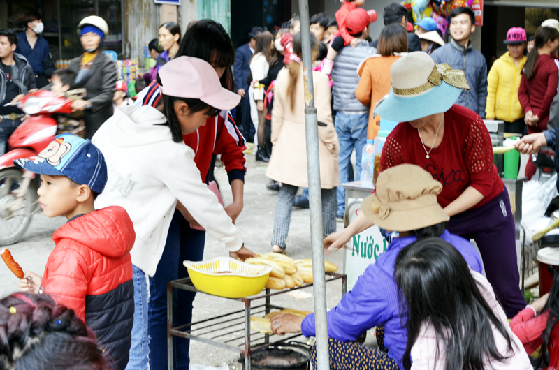 Kinh doanh ăn uống phục vụ khách tham gia Lễ hội Tiên Công (xã Cẩm La, TX Quảng Yên).